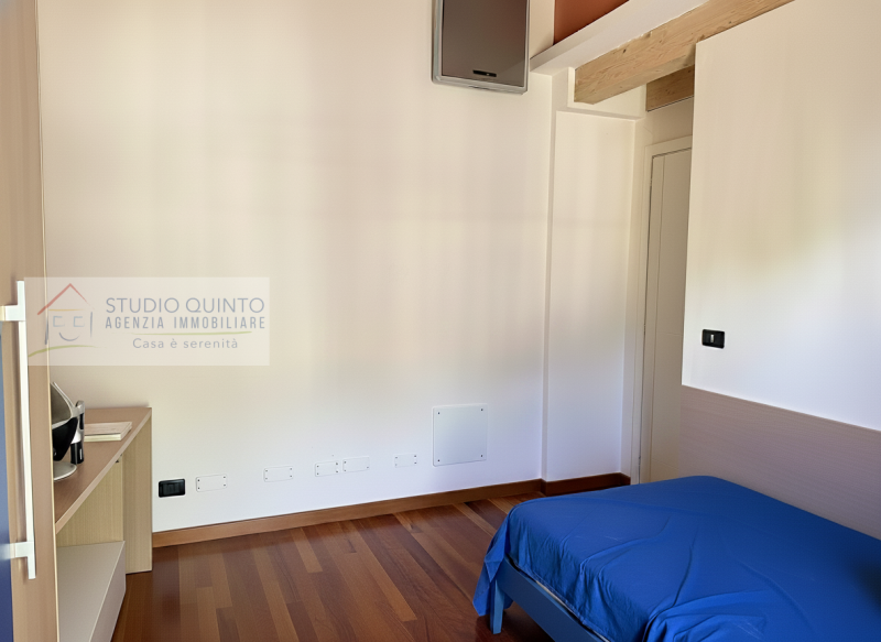 In zona residenziale, proponiamo questa moderna villa bifamiliare del 2008 dotata di ogni comfort...