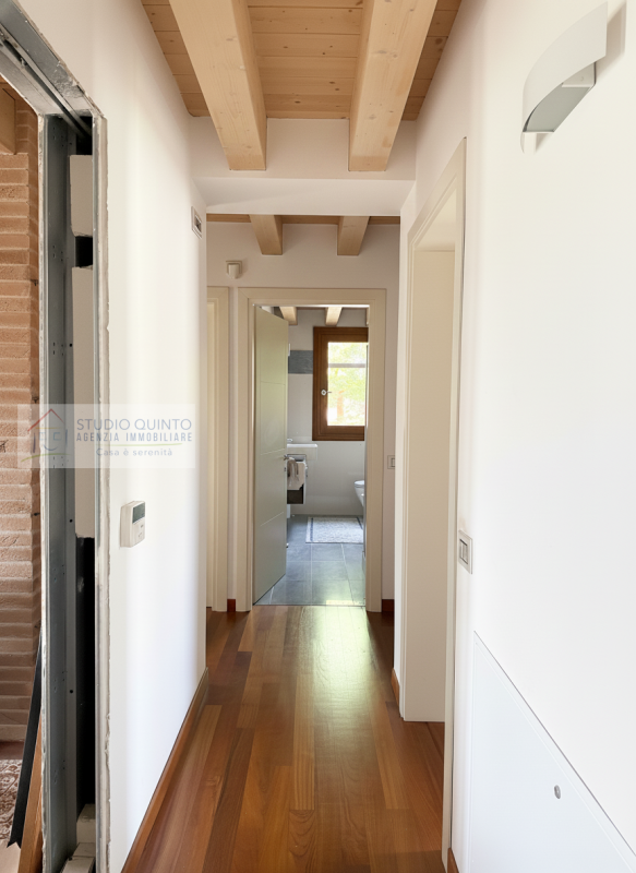In zona residenziale, proponiamo questa moderna villa bifamiliare del 2008 dotata di ogni comfort...