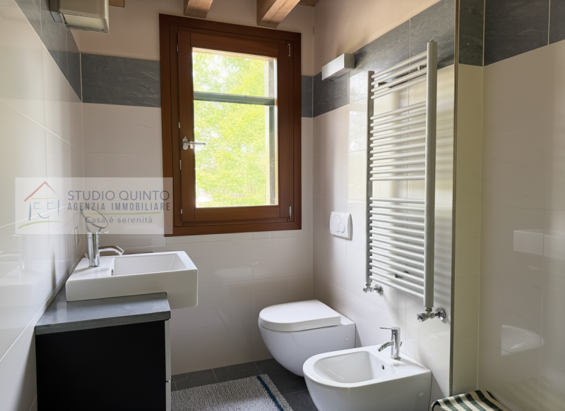 In zona residenziale, proponiamo questa moderna villa bifamiliare del 2008 dotata di ogni comfort...