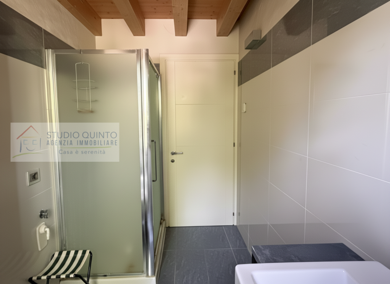 In zona residenziale, proponiamo questa moderna villa bifamiliare del 2008 dotata di ogni comfort...