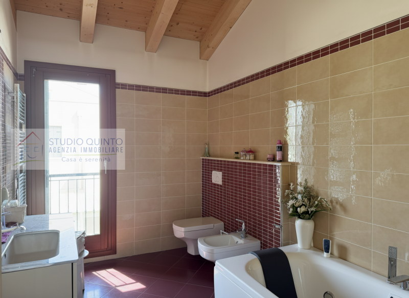 In zona residenziale, proponiamo questa moderna villa bifamiliare del 2008 dotata di ogni comfort...