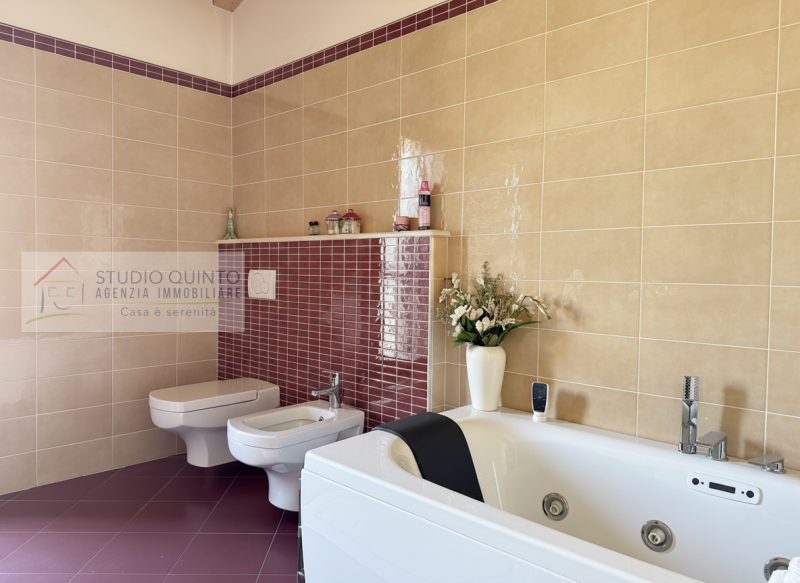 In zona residenziale, proponiamo questa moderna villa bifamiliare del 2008 dotata di ogni comfort...