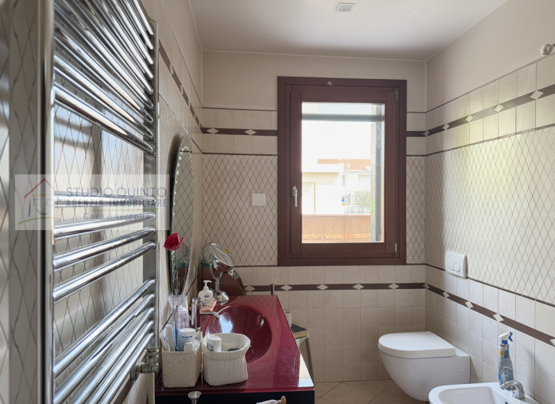 In zona residenziale, proponiamo questa moderna villa bifamiliare del 2008 dotata di ogni comfort...