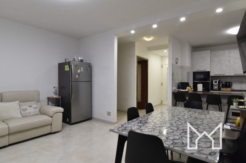 SAN GIACOMO- Inserito in una zona tranquilla comoda ai servizi, proponiamo appartamento tricamere...