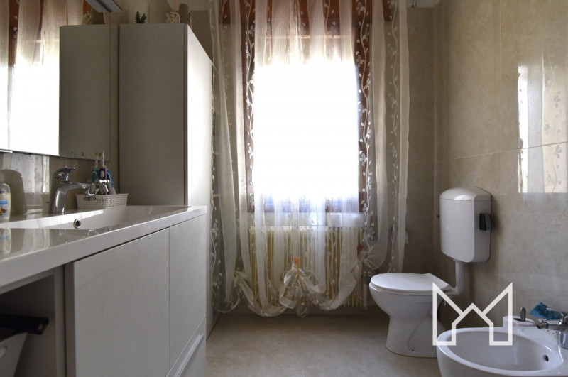 SAN GIACOMO- Inserito in una zona tranquilla comoda ai servizi, proponiamo appartamento tricamere...