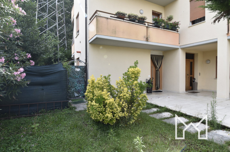 SAN GIACOMO- Inserito in una zona tranquilla comoda ai servizi, proponiamo appartamento tricamere...