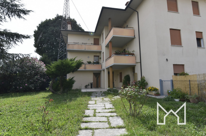 SAN GIACOMO- Inserito in una zona tranquilla comoda ai servizi, proponiamo appartamento tricamere...