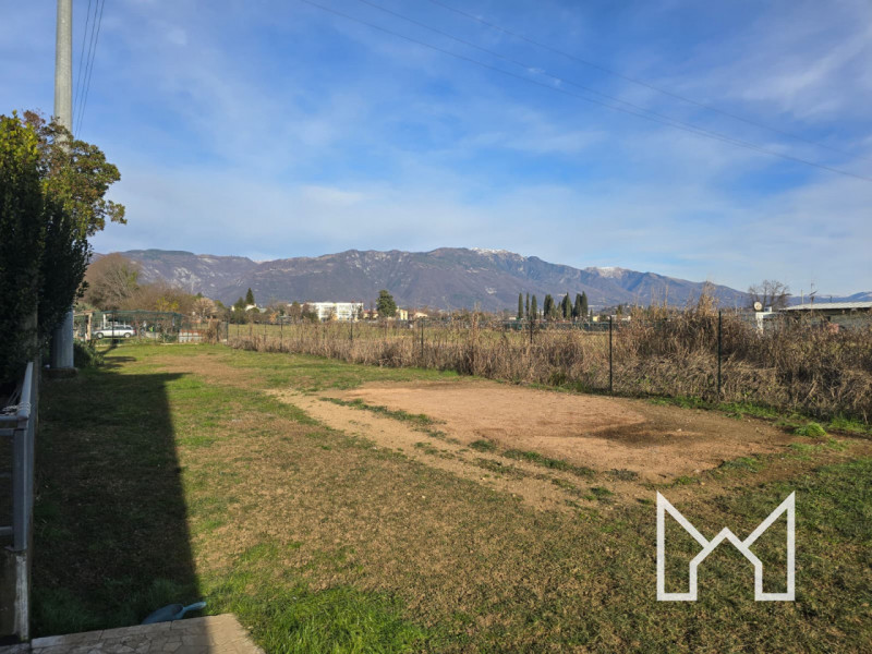 FELLETTE- Inserita in un quartiere tranquillo e comodo al centro paese, proponiamo porzione di sc...