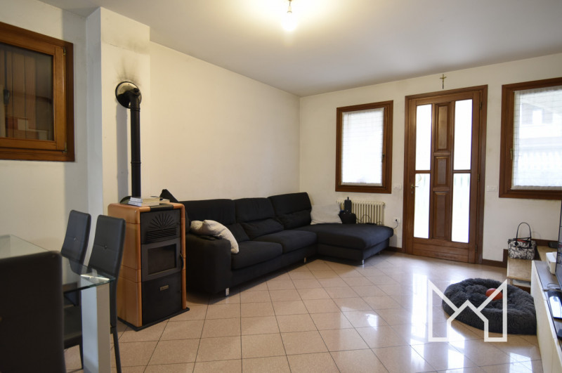 FELLETTE- Inserita in un quartiere tranquillo e comodo al centro paese, proponiamo porzione di sc...