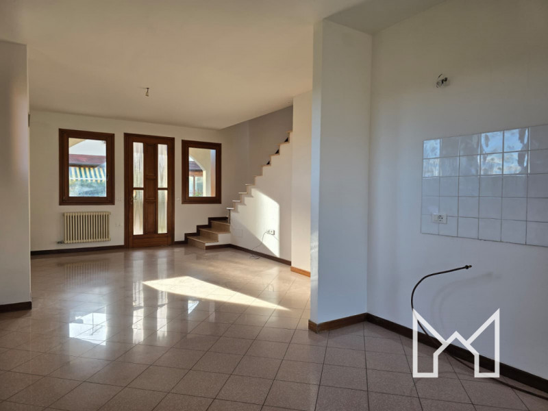 FELLETTE- Inserita in un quartiere tranquillo e comodo al centro paese, proponiamo porzione di sc...