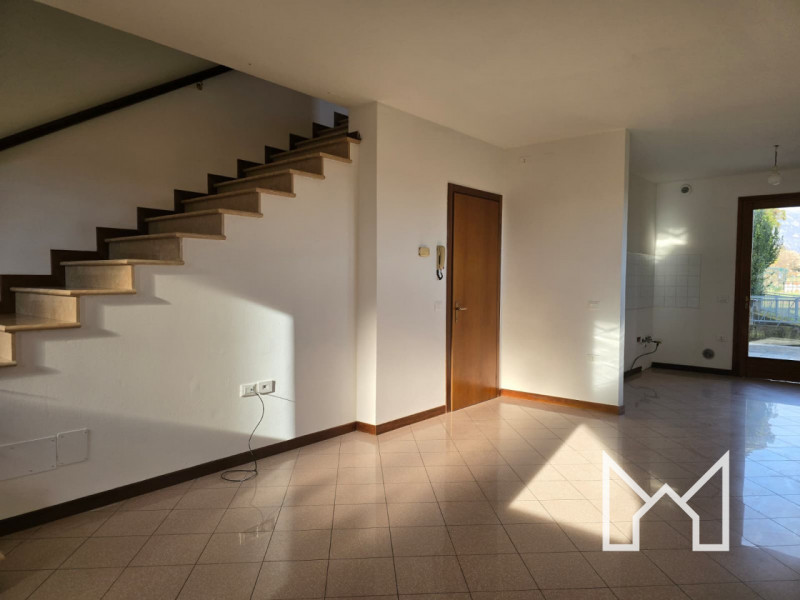 FELLETTE- Inserita in un quartiere tranquillo e comodo al centro paese, proponiamo porzione di sc...