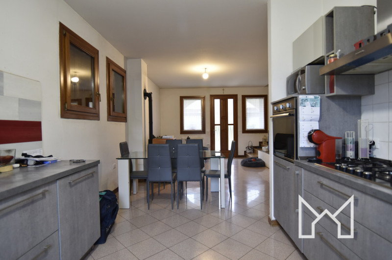 FELLETTE- Inserita in un quartiere tranquillo e comodo al centro paese, proponiamo porzione di sc...