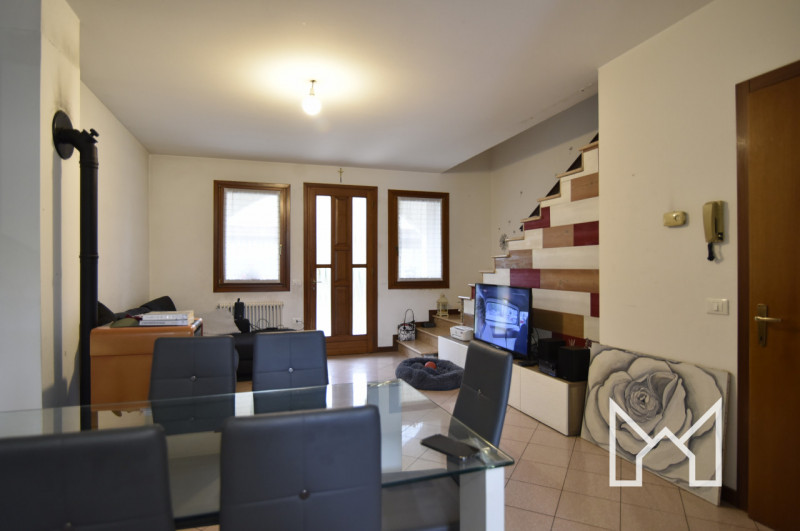 FELLETTE- Inserita in un quartiere tranquillo e comodo al centro paese, proponiamo porzione di sc...