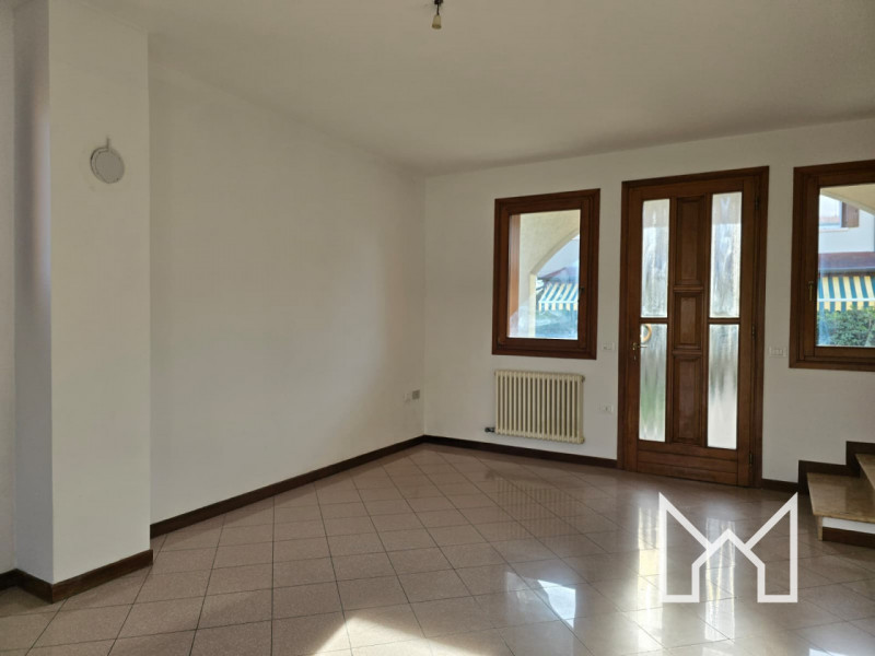 FELLETTE- Inserita in un quartiere tranquillo e comodo al centro paese, proponiamo porzione di sc...