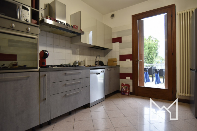 FELLETTE- Inserita in un quartiere tranquillo e comodo al centro paese, proponiamo porzione di sc...