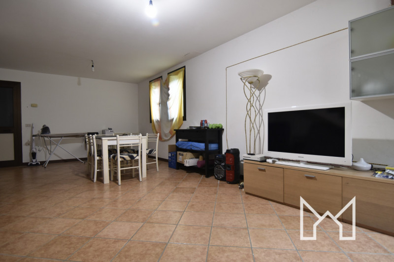 FELLETTE- Inserita in un quartiere tranquillo e comodo al centro paese, proponiamo porzione di sc...