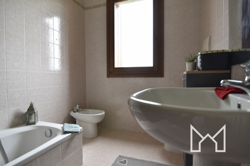 FELLETTE- Inserita in un quartiere tranquillo e comodo al centro paese, proponiamo porzione di sc...