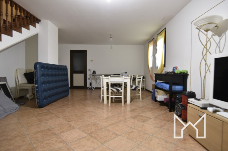 FELLETTE- Inserita in un quartiere tranquillo e comodo al centro paese, proponiamo porzione di sc...