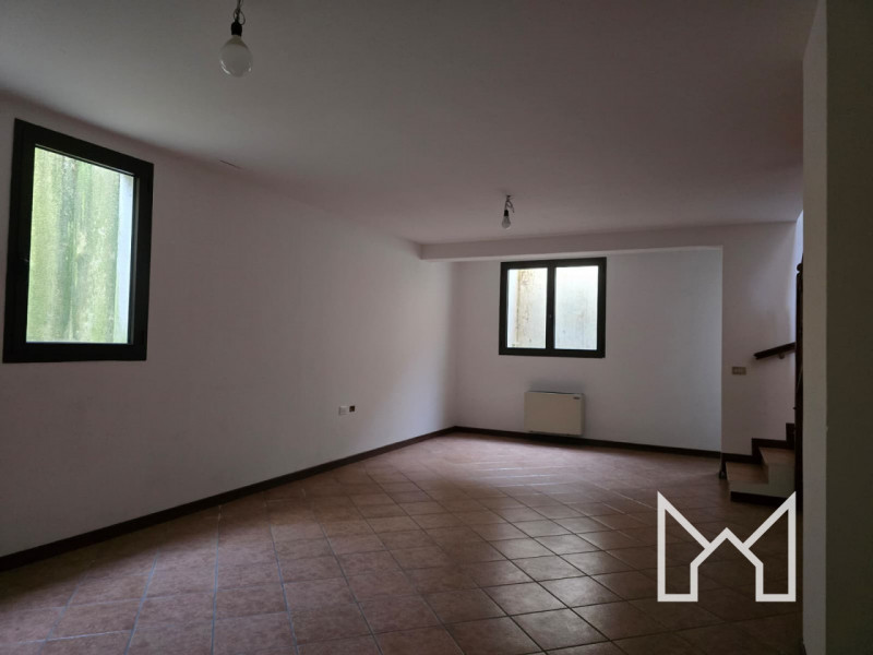 FELLETTE- Inserita in un quartiere tranquillo e comodo al centro paese, proponiamo porzione di sc...