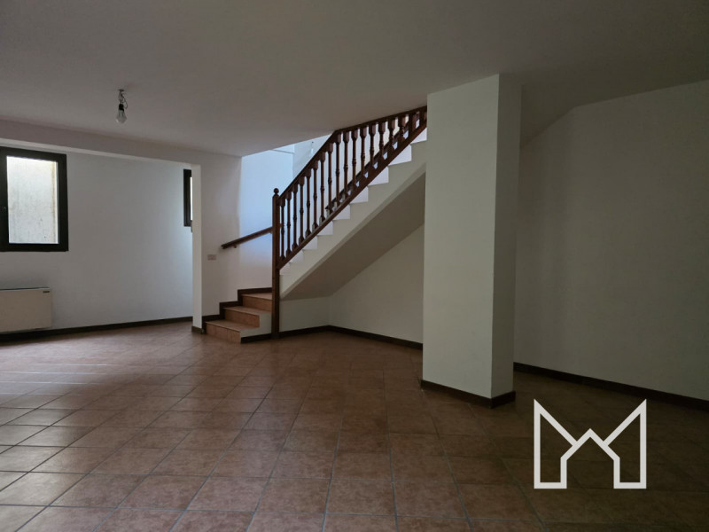 FELLETTE- Inserita in un quartiere tranquillo e comodo al centro paese, proponiamo porzione di sc...