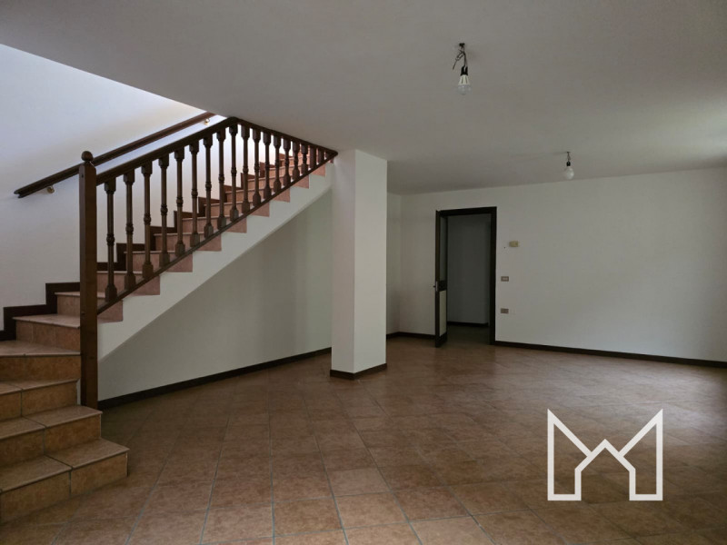 FELLETTE- Inserita in un quartiere tranquillo e comodo al centro paese, proponiamo porzione di sc...