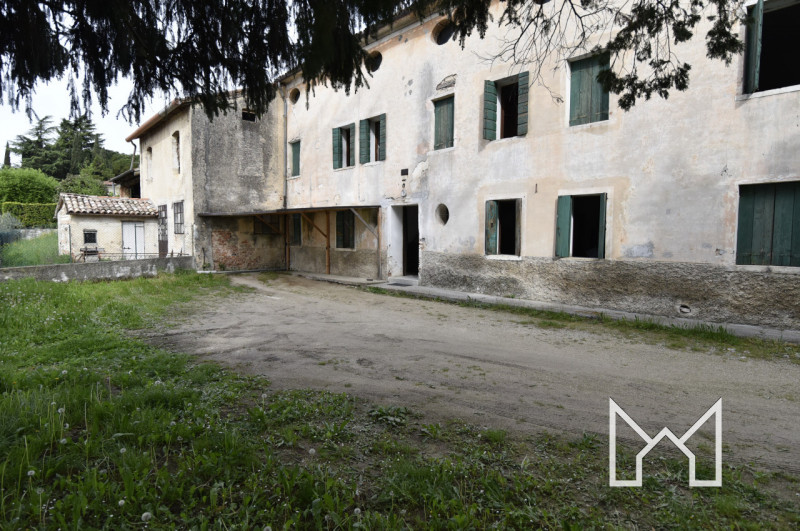 CRESPANO-  In zona tranquilla e comoda al centro paese, proponiamo rustico indipendente di fine '...