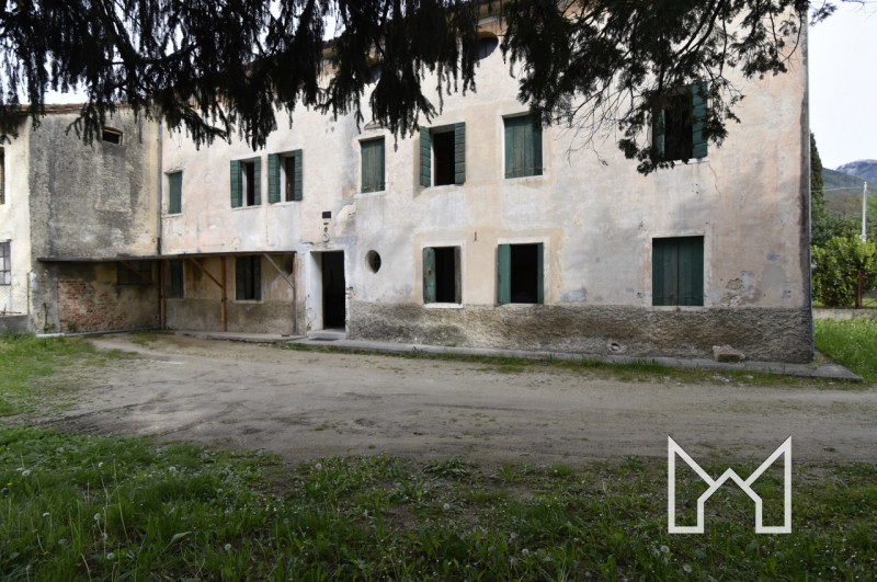 CRESPANO-  In zona tranquilla e comoda al centro paese, proponiamo rustico indipendente di fine '...