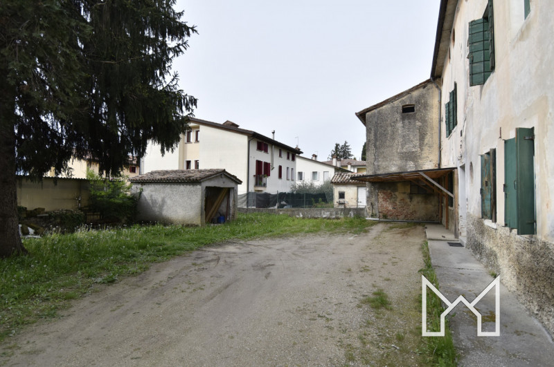 CRESPANO-  In zona tranquilla e comoda al centro paese, proponiamo rustico indipendente di fine '...