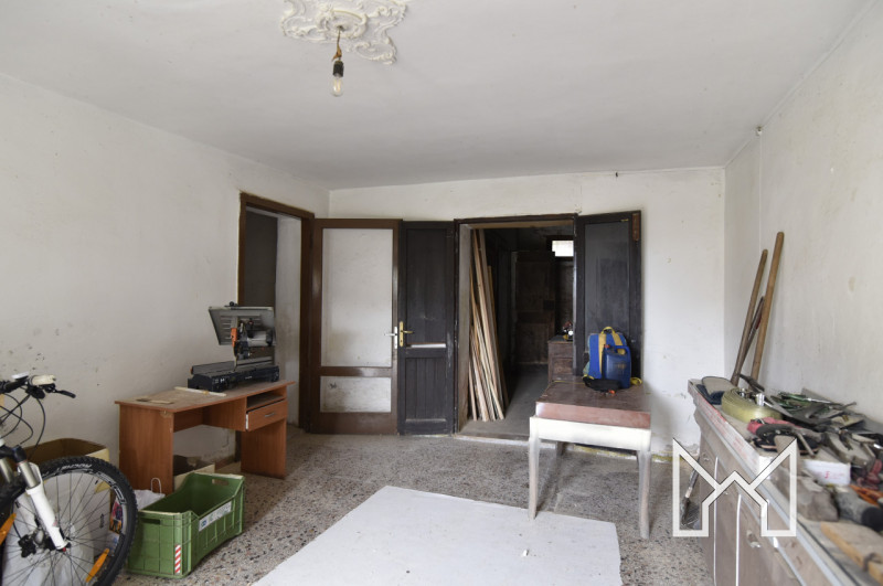 CRESPANO-  In zona tranquilla e comoda al centro paese, proponiamo rustico indipendente di fine '...