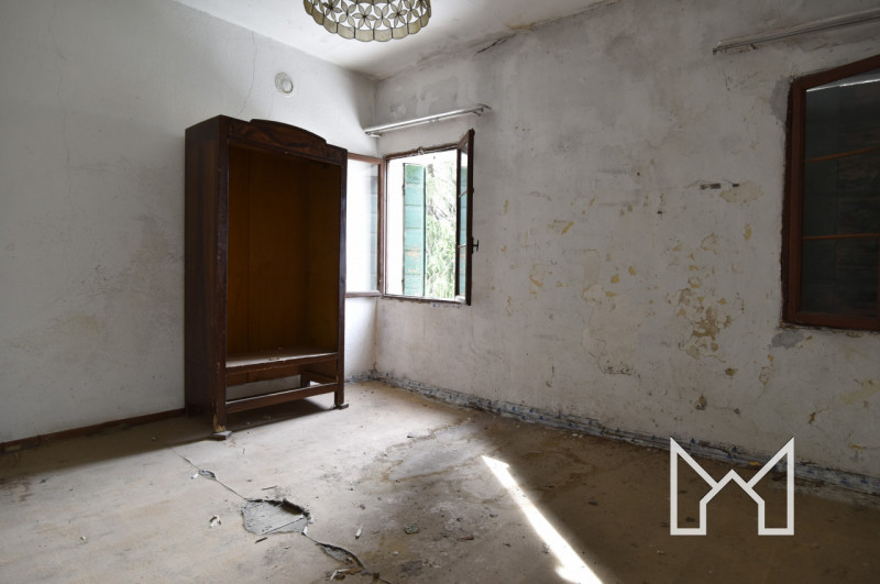 CRESPANO-  In zona tranquilla e comoda al centro paese, proponiamo rustico indipendente di fine '...