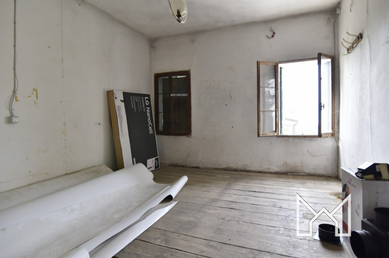 CRESPANO-  In zona tranquilla e comoda al centro paese, proponiamo rustico indipendente di fine '...