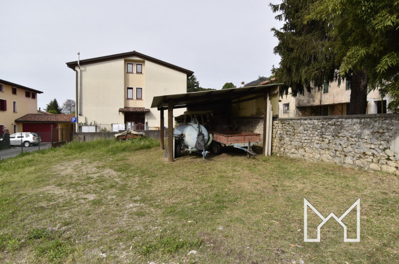 CRESPANO-  In zona tranquilla e comoda al centro paese, proponiamo rustico indipendente di fine '...