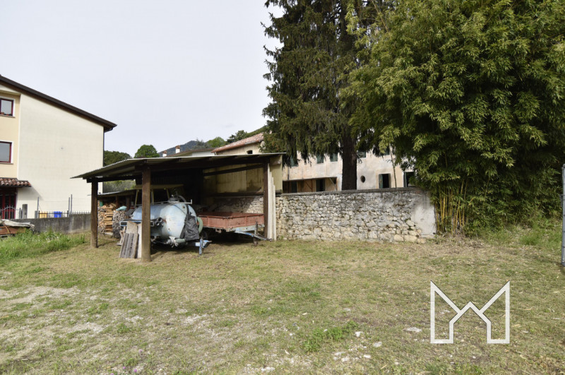 CRESPANO-  In zona tranquilla e comoda al centro paese, proponiamo rustico indipendente di fine '...