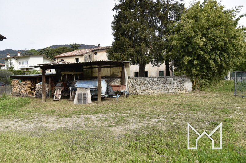 CRESPANO-  In zona tranquilla e comoda al centro paese, proponiamo rustico indipendente di fine '...