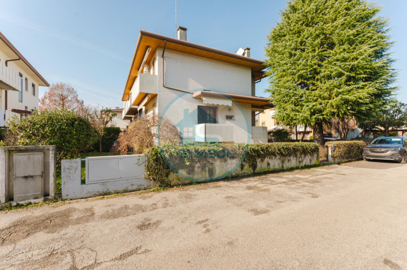 MOGLIANO VENETO - NS. ESCLUSIVA: 
Nel cuore del centro cittadino, ma immersa nella tranquillità e...