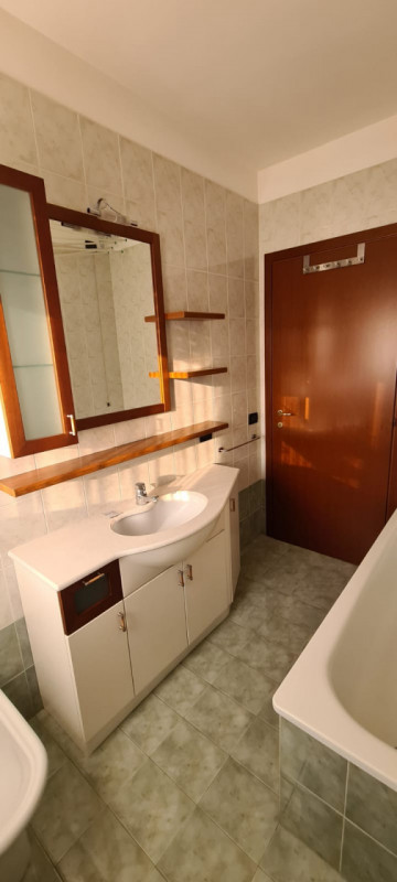 Proponiamo in affitto un grazioso appartamento completamente arredato con gusto e stile nel centr...