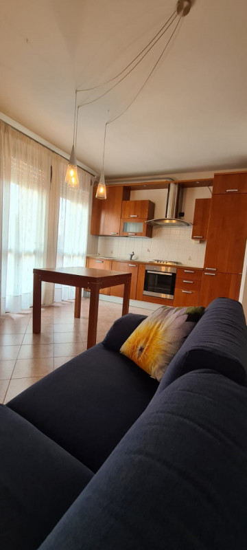 Proponiamo in affitto un grazioso appartamento completamente arredato con gusto e stile nel centr...