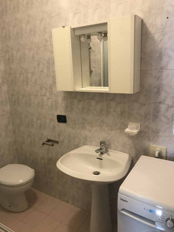 Proponiamo in affitto un grazioso appartamento completamente arredato con gusto e stile nel centr...