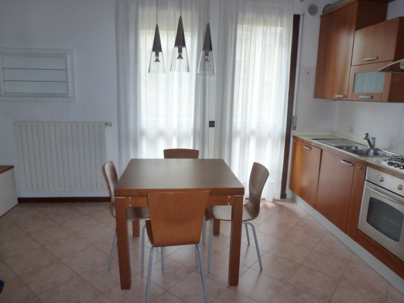 Proponiamo in affitto un grazioso appartamento completamente arredato con gusto e stile nel centr...