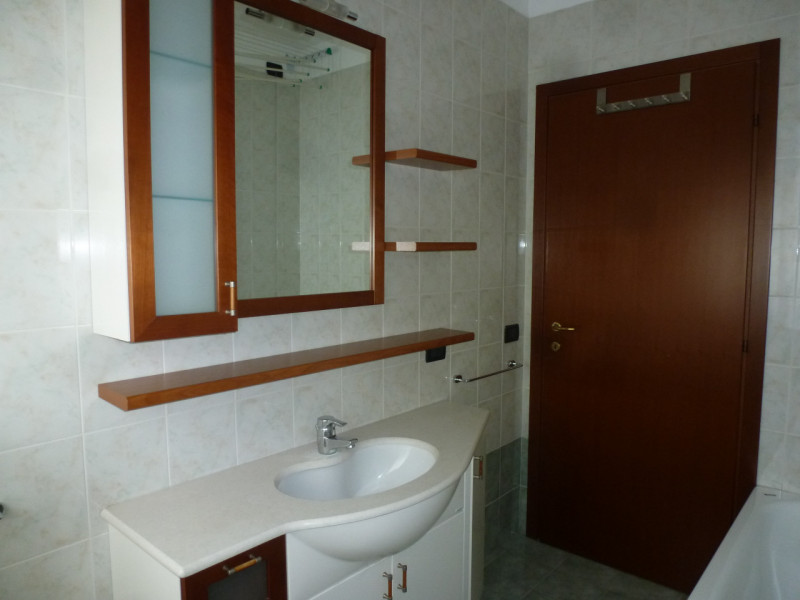 Proponiamo in affitto un grazioso appartamento completamente arredato con gusto e stile nel centr...