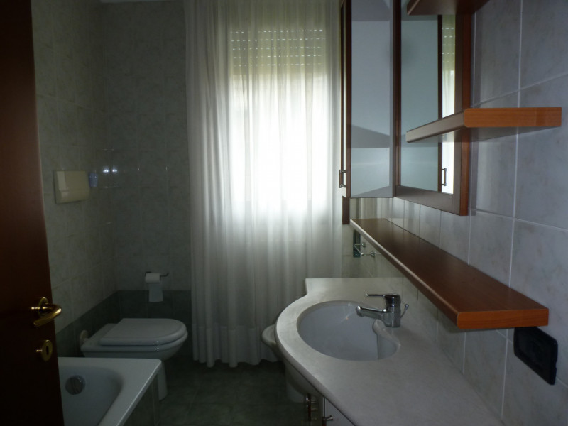 Proponiamo in affitto un grazioso appartamento completamente arredato con gusto e stile nel centr...