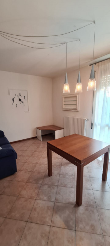 Proponiamo in affitto un grazioso appartamento completamente arredato con gusto e stile nel centr...