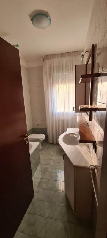 Proponiamo in affitto un grazioso appartamento completamente arredato con gusto e stile nel centr...