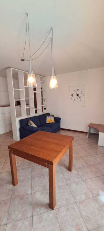 Proponiamo in affitto un grazioso appartamento completamente arredato con gusto e stile nel centr...