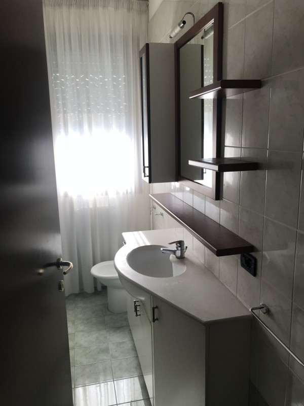 Proponiamo in affitto un grazioso appartamento completamente arredato con gusto e stile nel centr...