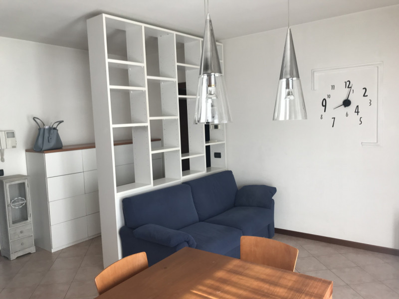 Proponiamo in affitto un grazioso appartamento completamente arredato con gusto e stile nel centr...