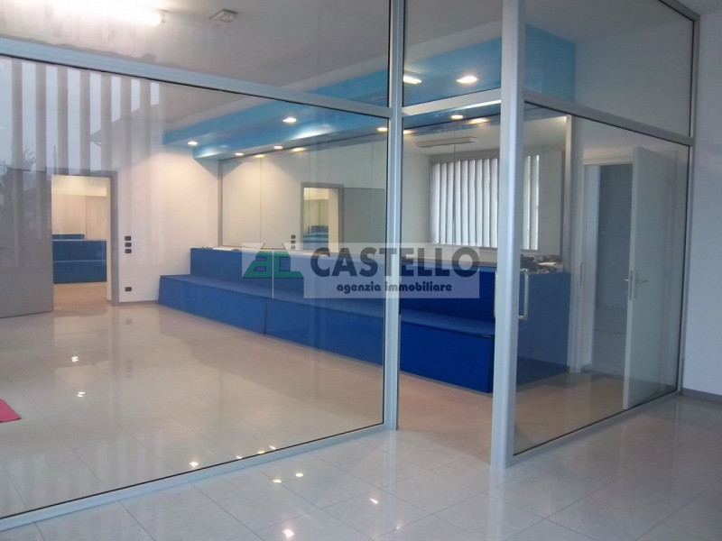 Cadoneghe in zona artigianale/residenziale proponiamo capannone commerciale di circa 400mq, con 4...