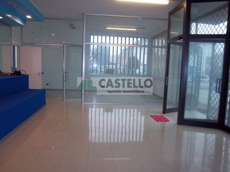 Cadoneghe in zona artigianale/residenziale proponiamo capannone commerciale di circa 400mq, con 4...