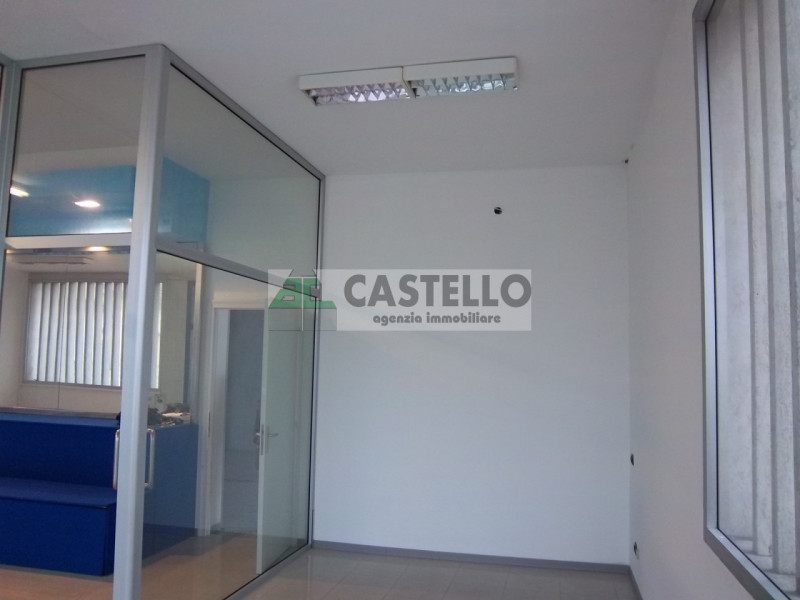 Cadoneghe in zona artigianale/residenziale proponiamo capannone commerciale di circa 400mq, con 4...