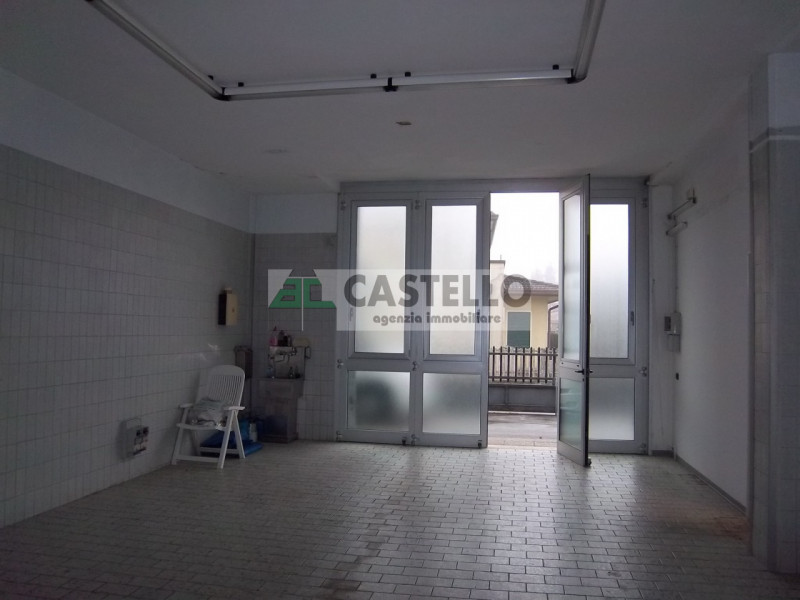 Cadoneghe in zona artigianale/residenziale proponiamo capannone commerciale di circa 400mq, con 4...